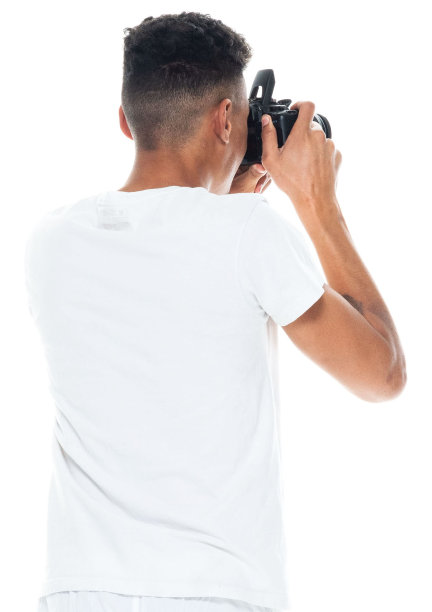 非裔美籍年轻男性游客站在白色背景下，穿着衬衫，拿着相机图片下载