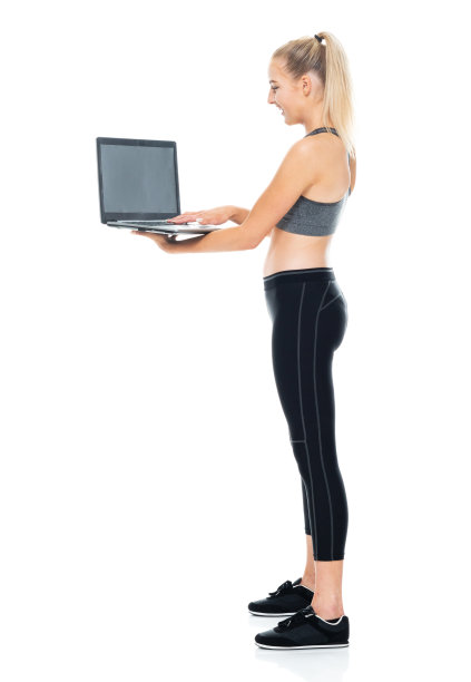 z一代女性穿着胸罩站在白色背景前使用电脑图片下载