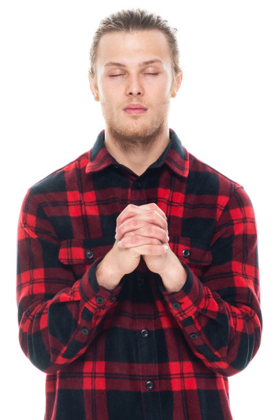 白人男性穿着伐木工衬衫站在白色背景前图片下载