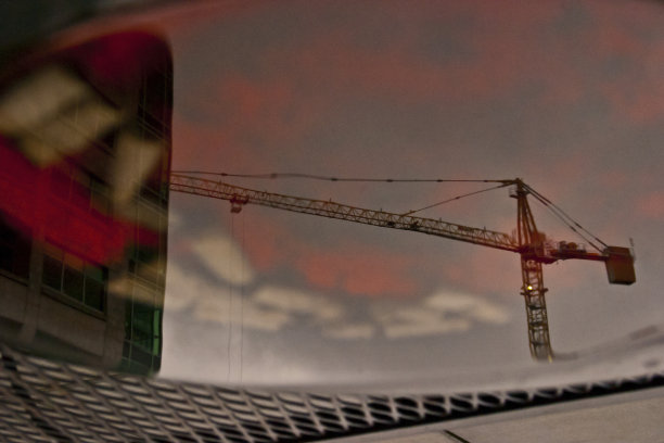 建筑起重机在装满雨水的烟灰缸里图片下载