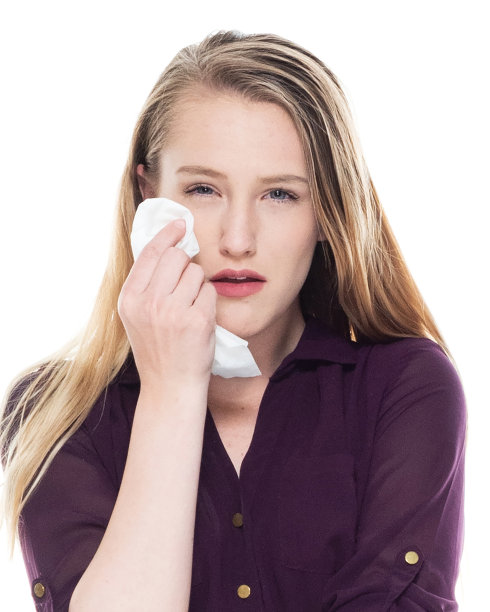 白人女性站在白色背景前穿着裙子图片下载