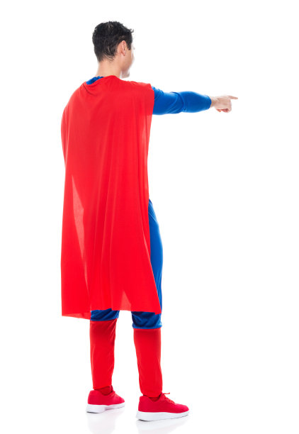 白人男英雄穿着斗篷站在白色背景前图片下载