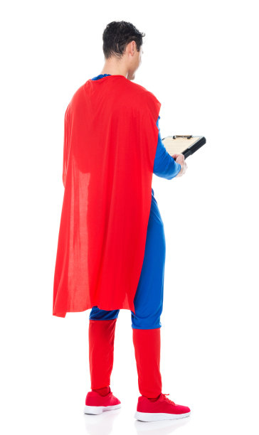 白人男性英雄站在前面的白色背景，穿着斗篷和持有文件图片下载