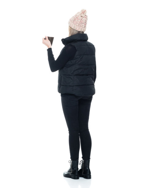 白种人女性无袖站在白色背景前，穿着暖和的衣服，拿着咖啡杯图片下载