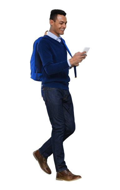 z一代男性穿着暖和的衣服，使用智能手机走在白色背景前图片下载