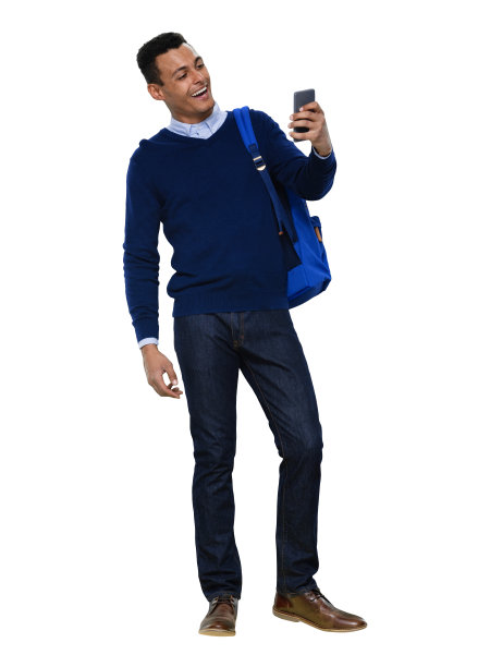 非裔美国青年男性穿着牛仔裤站在白色背景前用手机拍照图片下载