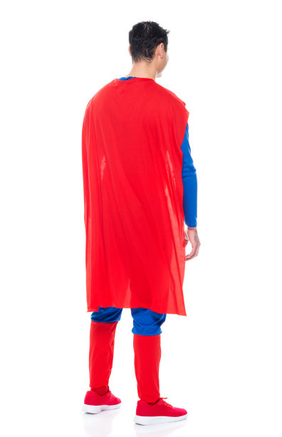 白人男英雄穿着斗篷站在白色背景前图片下载