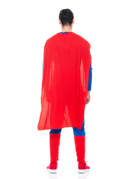 白人年轻男英雄站在白色背景前戴面具伪装图片下载