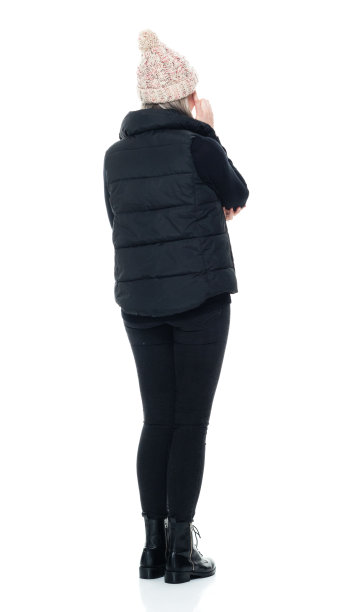 白种女性无袖站在白色背景前，穿着暖和的衣服图片下载