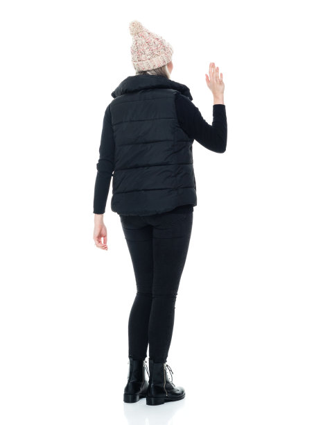 白种女性穿着无袖上衣站在白色背景前图片下载