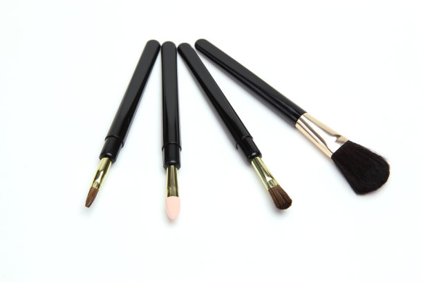 化妆刷在白色的背景图片下载