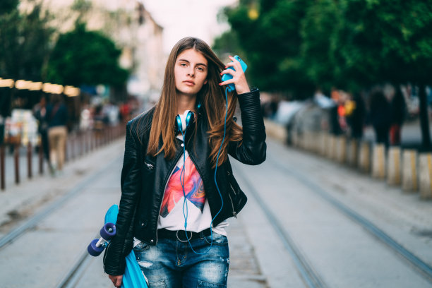 在城市里玩滑板的少女图片下载