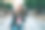 在城市里玩滑板的少女图片下载