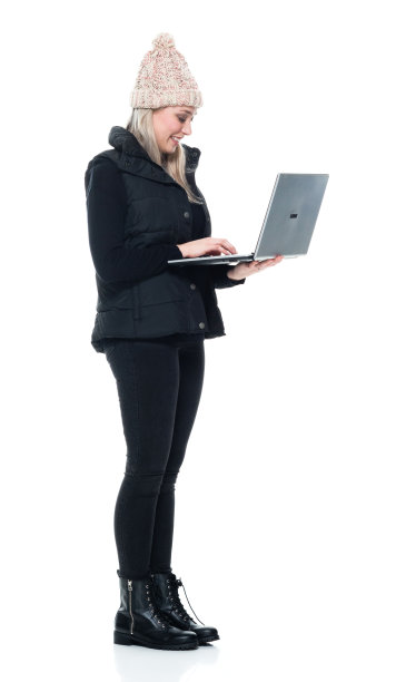 白种女性无袖穿着马甲站在白色背景前使用电脑图片下载