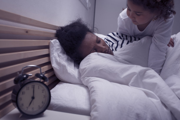 女孩用亲吻唤醒妈妈图片下载