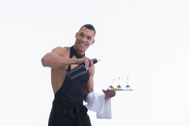 拿着盘子的赤膊服务员对着镜头微笑图片下载