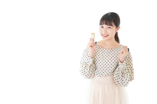 年轻女子在吃零食图片下载