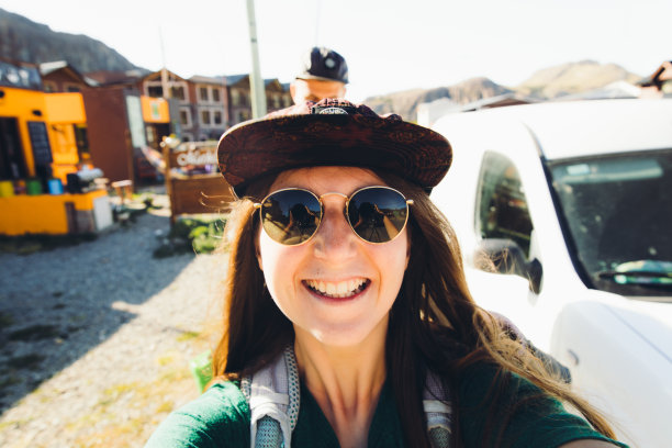 在巴塔哥尼亚徒步旅行后快乐的累了!图片下载