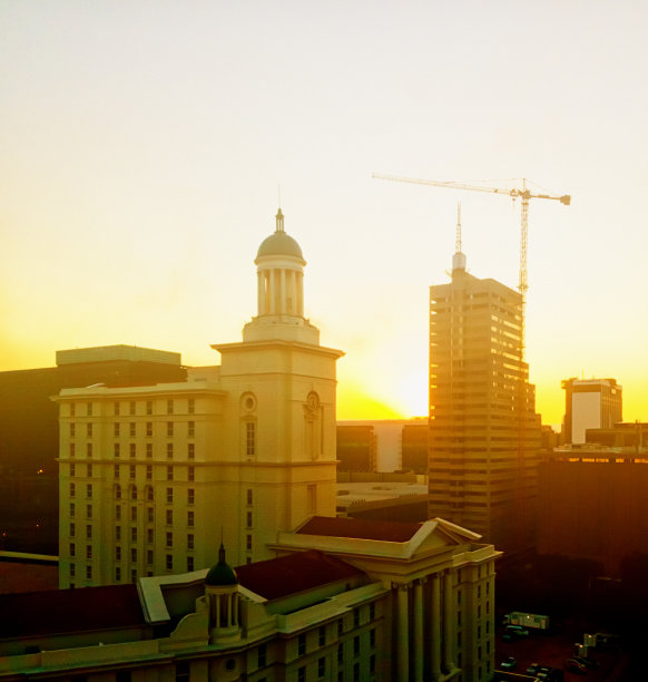 优雅的老圆顶高层建筑与丑陋的现代建筑等价图片下载