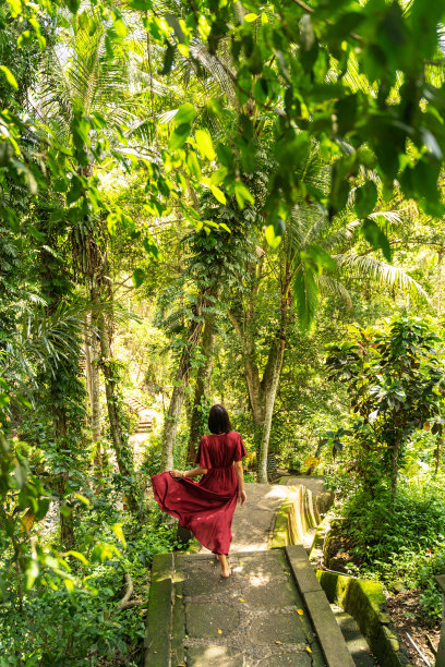 迷人的年轻黑发女子享受散步图片下载