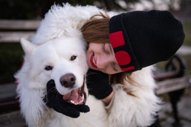 女孩抱着她的狗狗照片图片下载