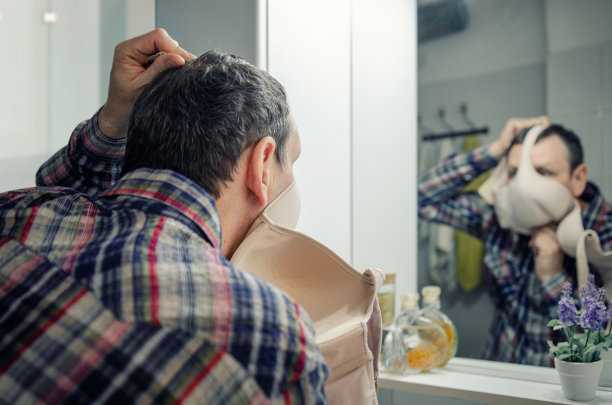 男子试图用妻子的胸罩保护自己免受冠状病毒的侵害。图片下载