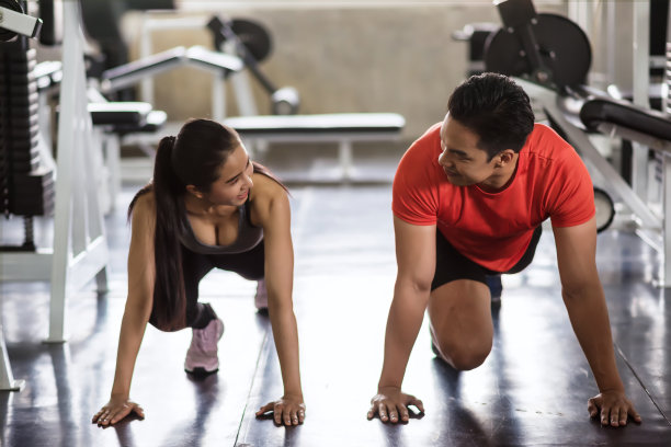 快乐的健身夫妇在健身房锻炼图片下载