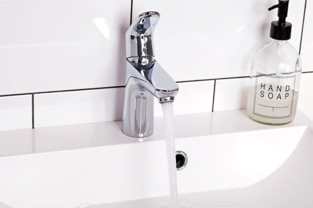 浴室的水槽里有肥皂和自来水图片下载