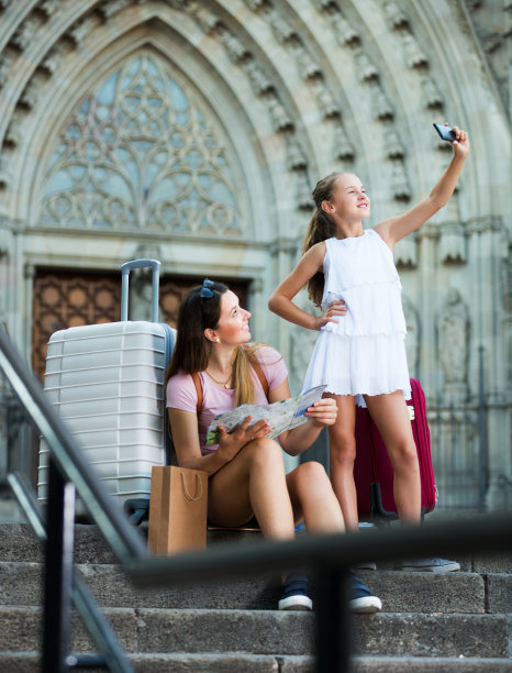 游客用手机拍照图片下载