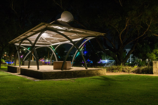 夏日夜晚的藤架图片下载