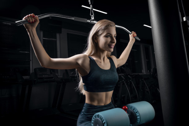 金发女人健身房背部与颈部锻炼图片下载