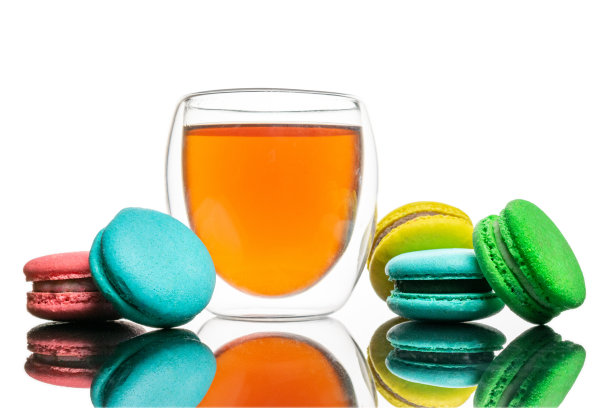 杯子里的红茶，杏仁饼干孤立在白色。色彩斑斓的法式杏仁饼干背景图片下载