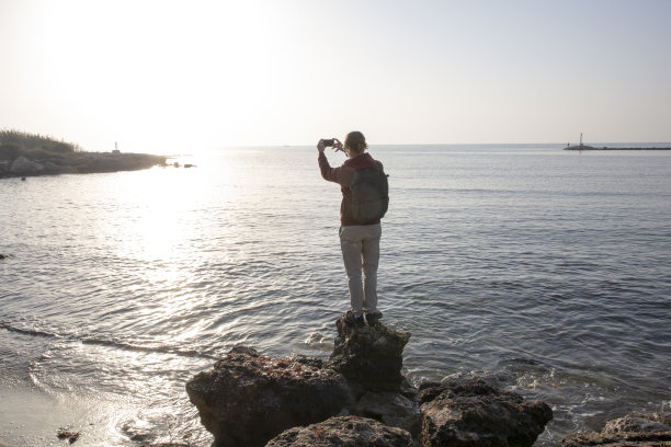 年轻人从沿海地区眺望大海图片下载