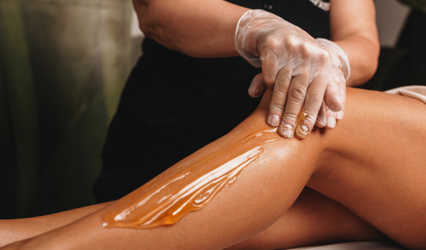 在水疗沙龙接受年轻实习生进行脱毛护理的白人女孩图片下载