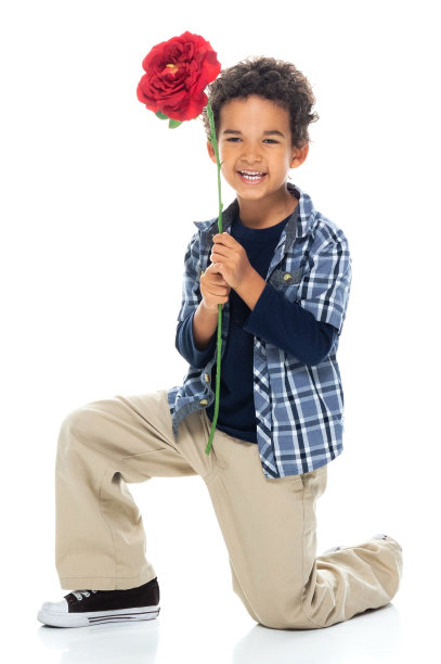 手持鲜花的男孩（白色背景）图片下载