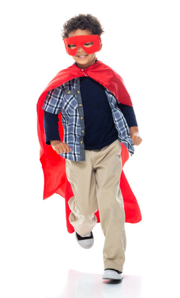 戴着眼罩的男孩超级英雄在白色背景前奔跑图片下载