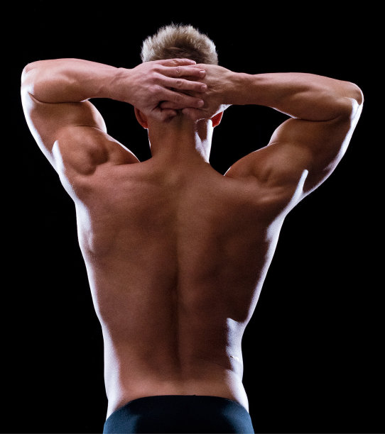 黑色背景前的年轻白人潮人图片下载