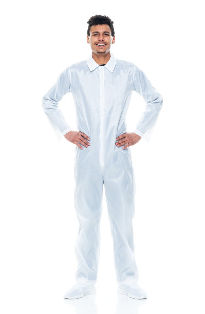 非裔美国人年轻男性房屋油漆工穿着工作服站在白色背景前图片下载