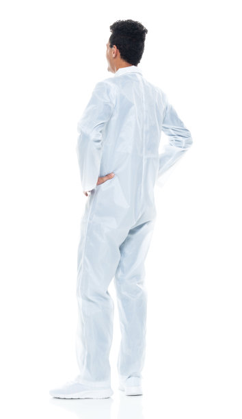 非洲裔男性画家，穿着工作服站在白色背景前图片下载