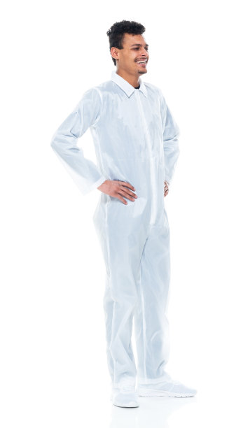 非洲裔男性画家，穿着工作服站在白色背景前图片下载