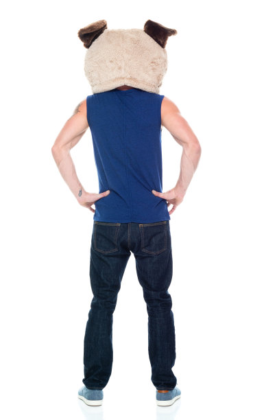 白种人青年男子无袖站在白色背景前戴着面具伪装图片下载