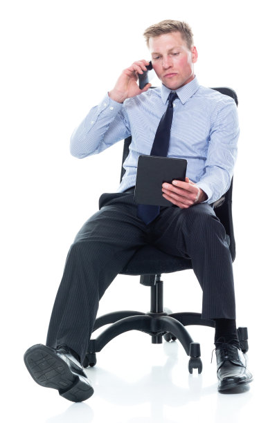 白人年轻男性商务人士休息在白色背景和使用数字平板电脑图片下载