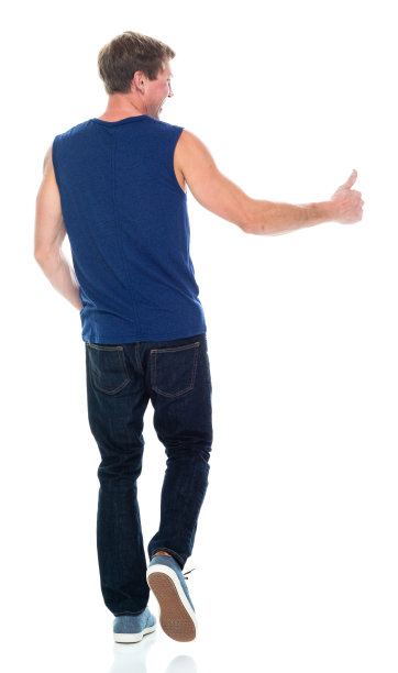 白种人年轻男性穿着帆布鞋无袖行走在白色背景前图片下载