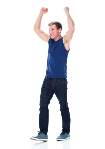 白种人年轻男性穿着帆布鞋无袖行走在白色背景前图片下载