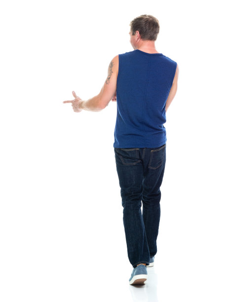 白种人年轻男性穿着帆布鞋无袖行走在白色背景前图片下载