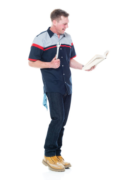 白人年轻男大学生身穿制服，手持教材站在白人背景前图片下载