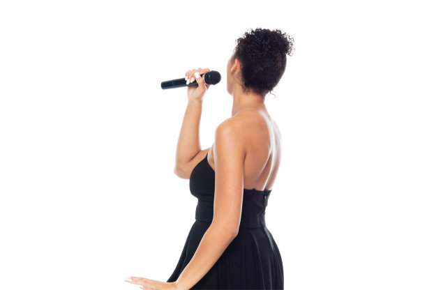 非洲裔女性穿着裙子，手持麦克风在白色背景前跳舞图片下载