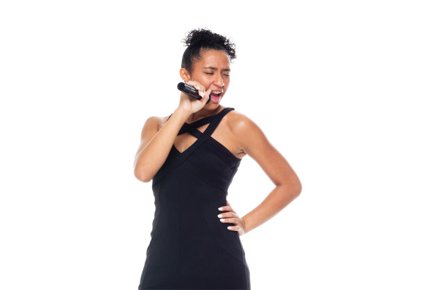 非裔美国女性穿着裙子手持麦克风在白人背景前跳舞图片下载