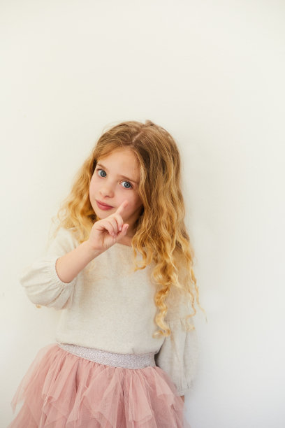 可爱的小女孩挥舞着翅膀，穿着粉红色的芭蕾舞裙图片下载