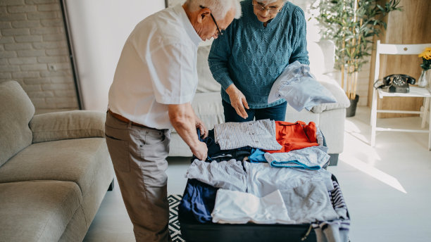 准备自驾游的老年人图片下载